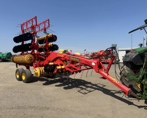 Vaderstad Carrier CR 650 c/w straw rake.