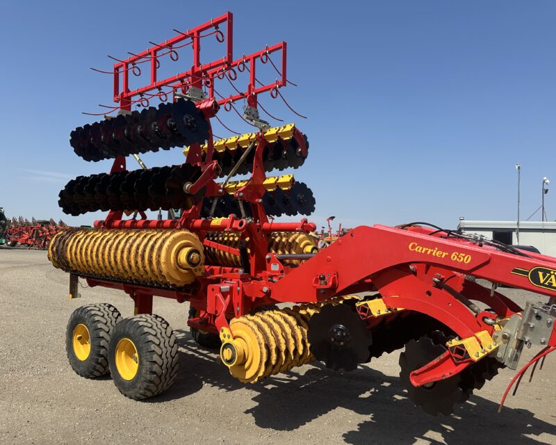 Vaderstad Carrier CR 650 c/w straw rake.