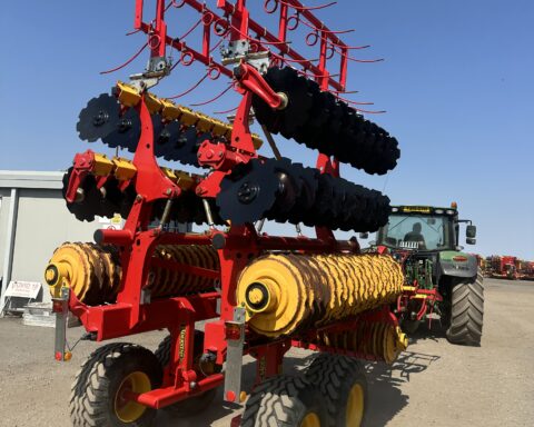 Vaderstad Carrier CR 650 c/w straw rake.