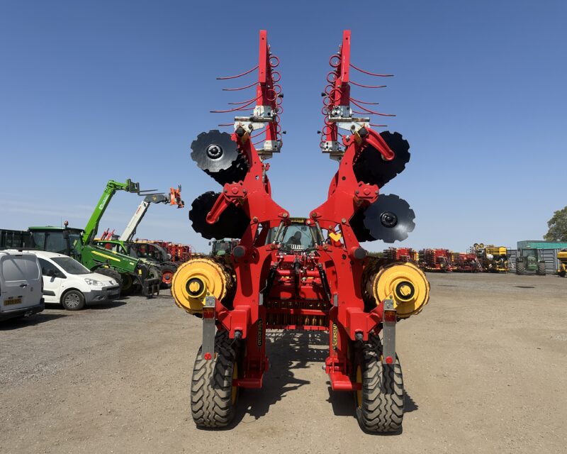 Vaderstad Carrier CR 650 c/w straw rake.