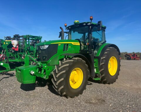John Deere 6R 215