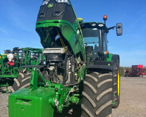 John Deere 6R 215