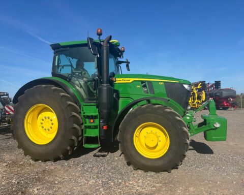 John Deere 6R 215